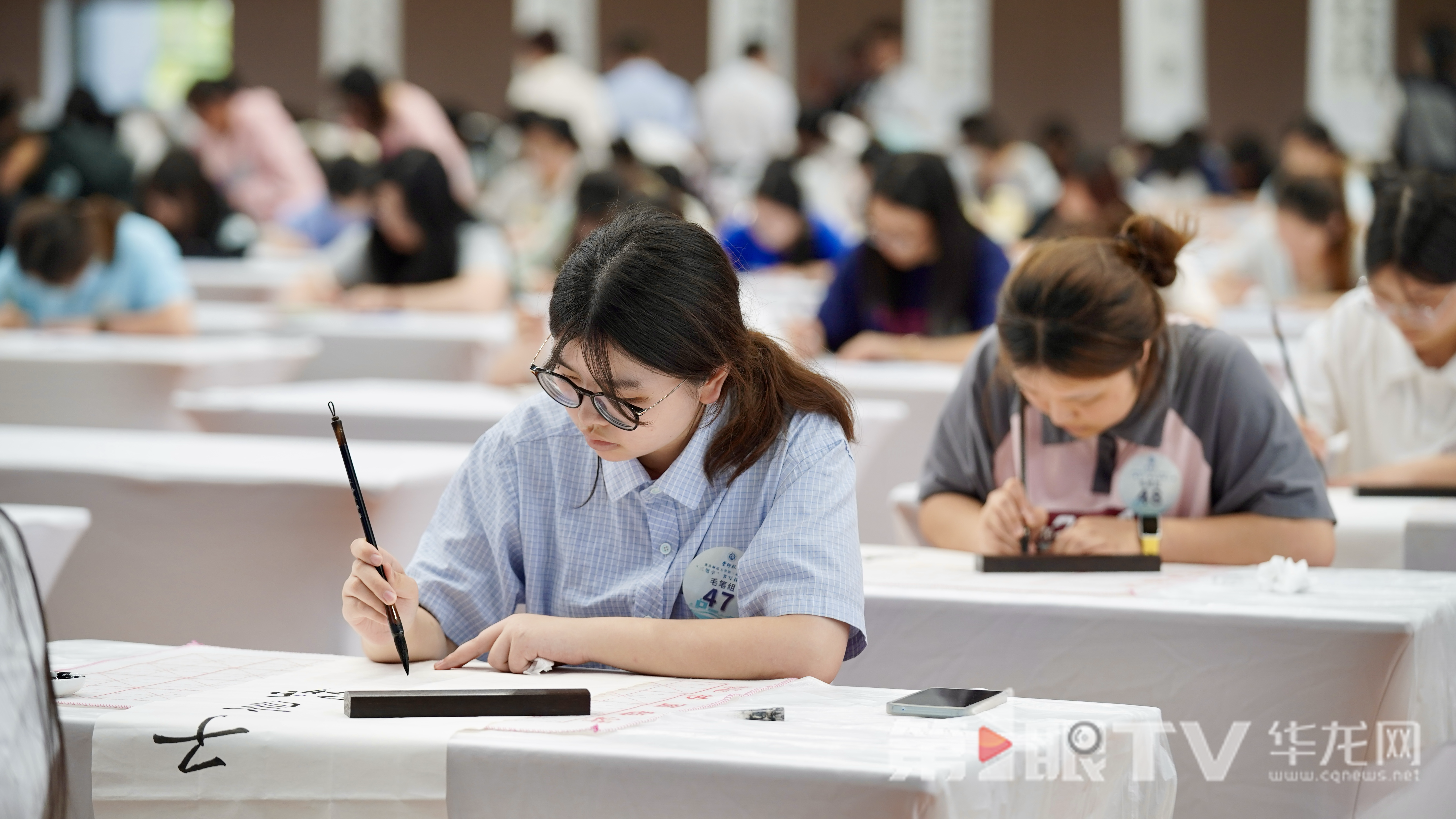 学生正在写毛笔字。 第1眼TV-华龙网记者 刘钊 摄 学生正在写毛笔字。 第1眼TV-华龙网记者 刘钊 摄