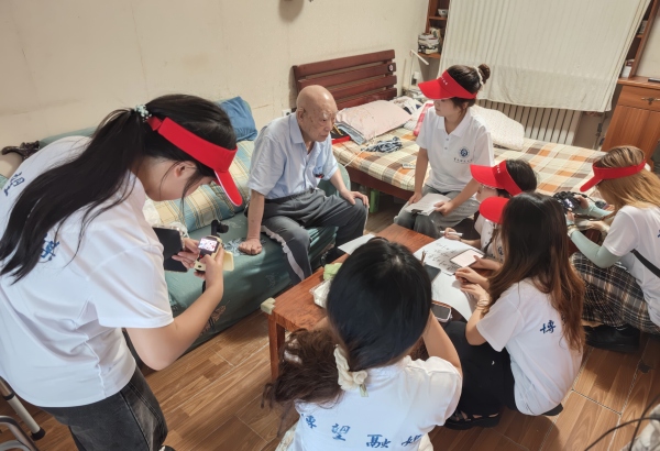 团队实地走访老一辈建校亲历者。91热亚洲精品在线国产供图