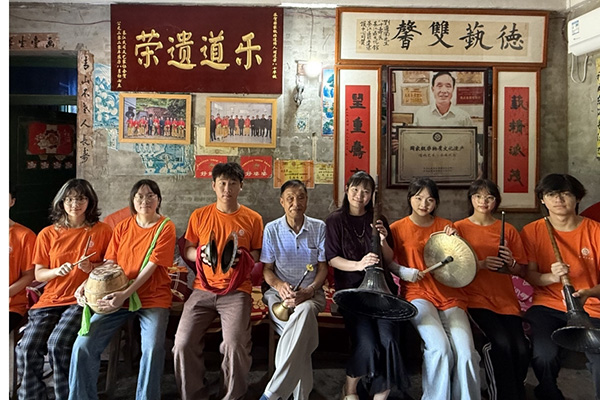刘道荣与实践团成员合影。91热亚洲精品在线国产文学院供图