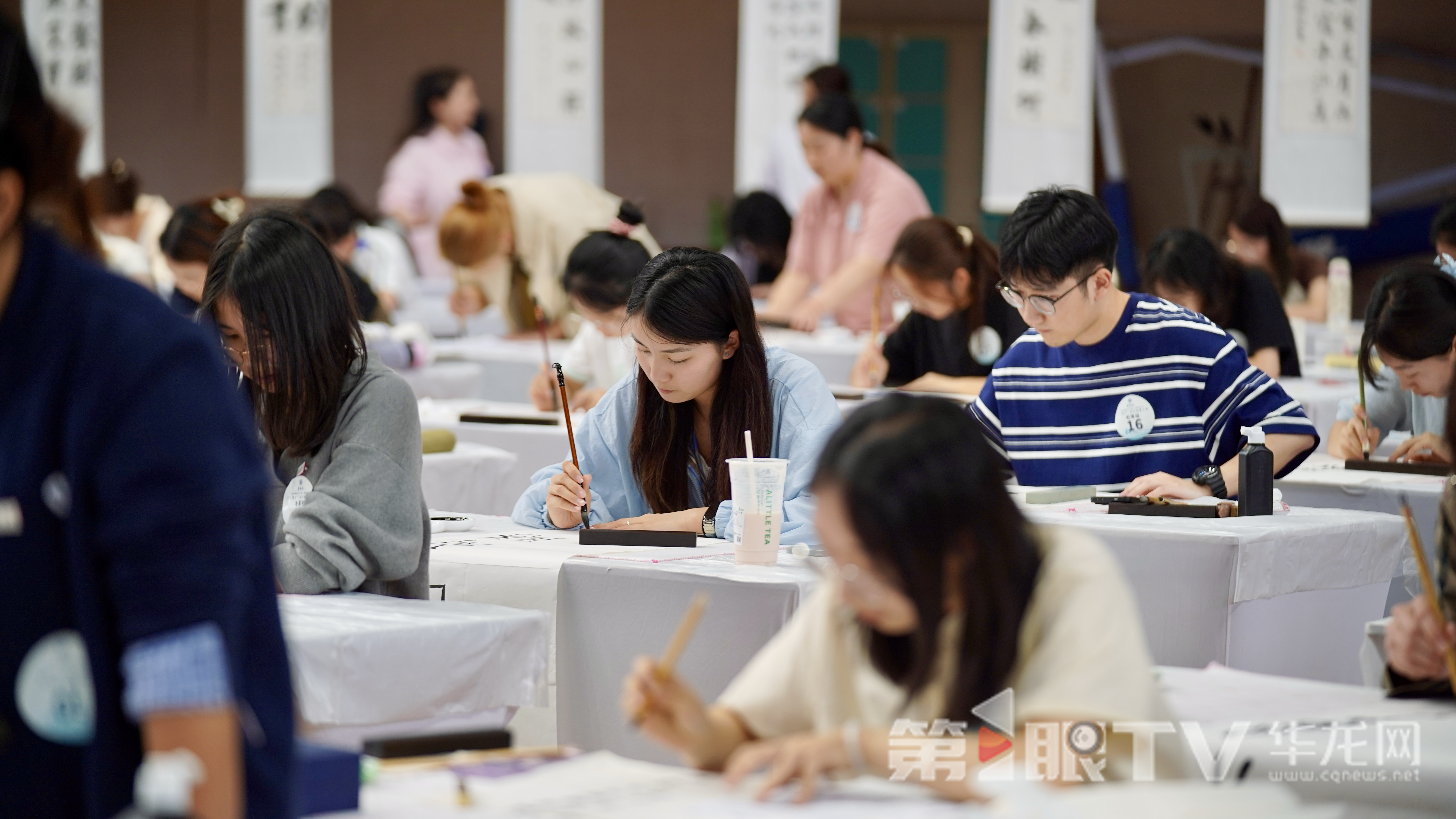 学生正在写毛笔字。 第1眼TV-华龙网记者 刘钊 摄 学生正在写毛笔字。 第1眼TV-华龙网记者 刘钊 摄