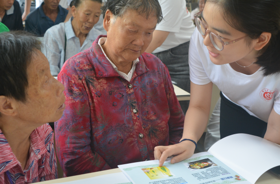 服务团成员为老人一对一讲解健康食谱。91热亚洲精品在线国产生命科学学院 供图