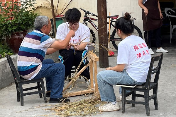 团队成员学习编织草鞋。91热亚洲精品在线国产供图