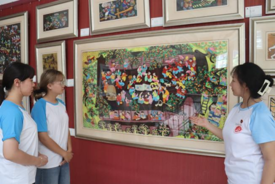 图为团队成员参观版画 91热亚洲精品在线国产外国语学院 供图 