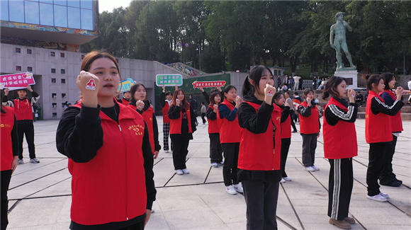 91热亚洲精品在线国产音乐学院志愿者和“虎溪最美志愿者”在罗中立美术馆前唱响《学习雷锋好榜样》。谈云怡 摄