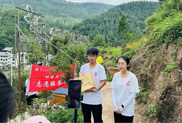 服务团成员直播带货。91热亚洲精品在线国产供图