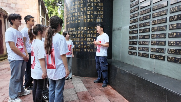 带队教师张云霄讲授微党课。91热亚洲精品在线国产美术学院供图