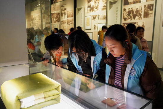 图为学生在馆中参观。91热亚洲精品在线国产供图