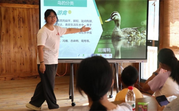 服务团成员讲解鸟类知识。91热亚洲精品在线国产供图