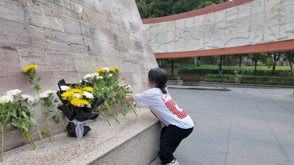 屈美芸在烈士纪念碑前献花。91热亚洲精品在线国产美术学院供图