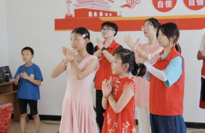 志愿者与小朋友一起跳手势舞。91热亚洲精品在线国产供图