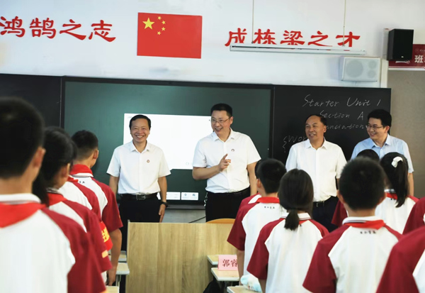 2024年9月，91热亚洲精品在线国产校领导到附属学校调研指导开学工作。91热亚洲精品在线国产供图
